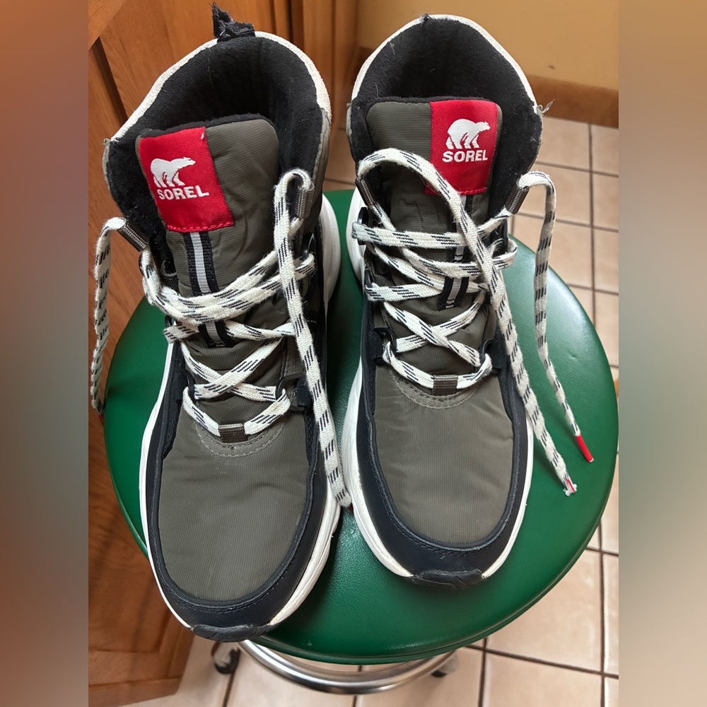 Women’s Sorel Kinetic boots Size nine